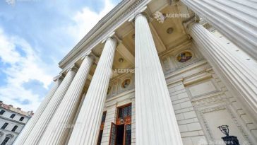 Dennis Russell Davies va dirija, în premieră în această stagiune, Orchestra Filarmonicii George Enescu