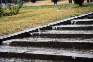 Cod portocaliu de averse torențiale și vijelii în 17 județe, până vineri dimineața