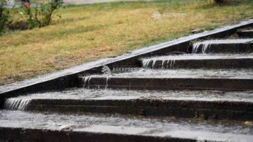 Cod portocaliu de averse torențiale și vijelii în 17 județe, până vineri dimineața