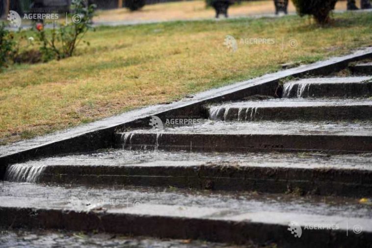 Cod portocaliu de averse torențiale și vijelii în 17 județe, până vineri dimineața