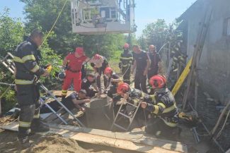 Vrancea: Intervenție a pompierilor pentru salvarea unei fetițe de opt ani, căzută pe lângă tuburile unei fântâni