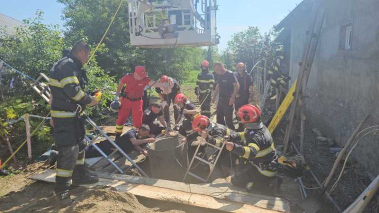 Vrancea: Intervenție a pompierilor pentru salvarea unei fetițe de opt ani, căzută pe lângă tuburile unei fântâni