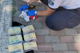 IGPF: Peste 343.000 de euro, descoperiți ascunși într-un microbuz condus de un ucrainean urmărit internațional