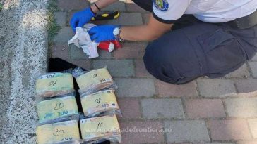 IGPF: Peste 343.000 de euro, descoperiți ascunși într-un microbuz condus de un ucrainean urmărit internațional