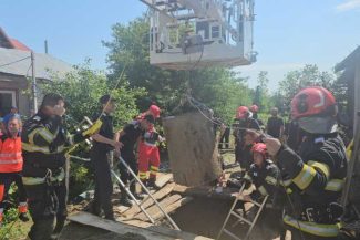 Vrancea: Fetița căzută pe langă tuburile unei fântâni în construcție a fost salvată de pompieri
