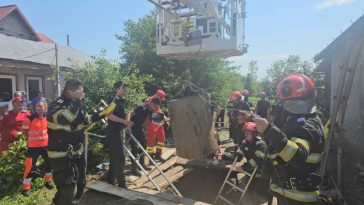 Vrancea: Fetița căzută pe langă tuburile unei fântâni în construcție a fost salvată de pompieri