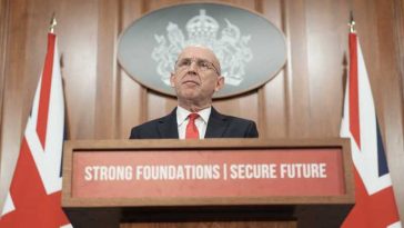 Ministrul britanic al apărării, John Healey, și-a dat demisia