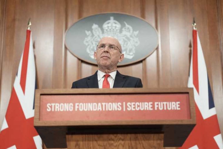 Ministrul britanic al apărării, John Healey, și-a dat demisia