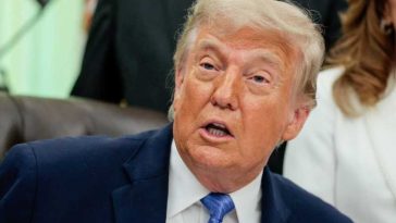 Trump amenință Iranul că îl va ataca ”foarte tare diseară” și îi va prelua în curând infrastructura de petrol și gaze