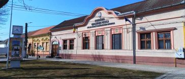 Arad: Băncuțele clasice din orașul Pecica vor fi înlocuite cu unele solare smart