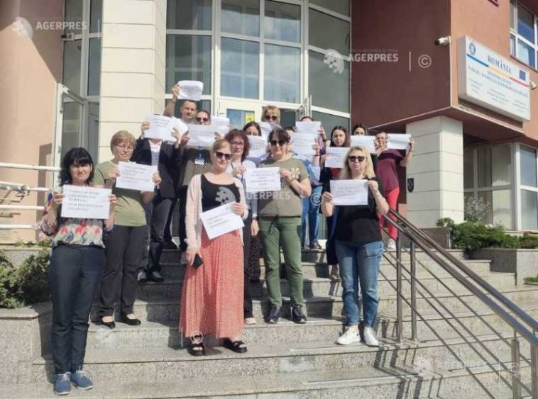 Tulcea: Angajații din Casa Județeană de Pensii, în grevă japoneză