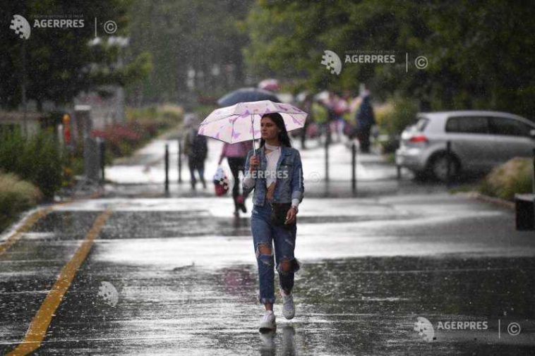 Cod galben de averse și vijelii în București și în 10 județe din sudul țării, vineri