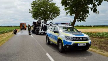 Brăila: O mașină de gunoi s-a răsturnat pe DJ 221C; traficul în zonă – deviat