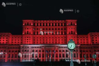 Fațada principală a Palatului Parlamentului, iluminată în roșu de Ziua Mondială a Donatorului de Sânge