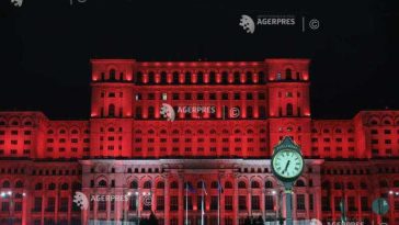 Fațada principală a Palatului Parlamentului, iluminată în roșu de Ziua Mondială a Donatorului de Sânge