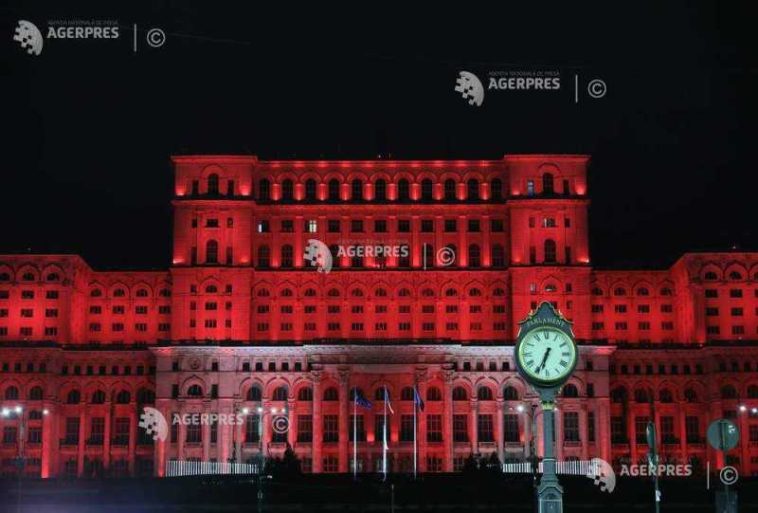 Fațada principală a Palatului Parlamentului, iluminată în roșu de Ziua Mondială a Donatorului de Sânge
