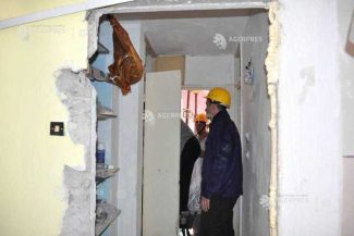 Timiș: Explozie urmată de incendiu într-un apartament; 43 de persoane din bloc au fost evacuate