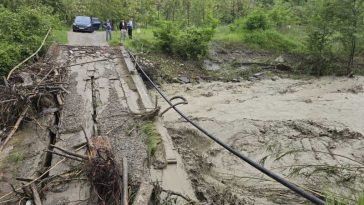 Prahova: Pod luat de ape în comuna Izvoarele; acces foarte dificil către un sat cu 158 de locuitori