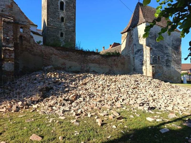 Ministerul Culturii: S-a prăbușit o porțiune a zidului de incintă al Bisericii Fortificate din Moșna