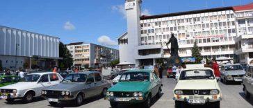 REPORTAJ Amintiri pe patru roți – peste 50 de mașini Dacia de epocă, prezente la Vaslui