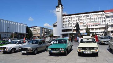 REPORTAJ Amintiri pe patru roți – peste 50 de mașini Dacia de epocă, prezente la Vaslui