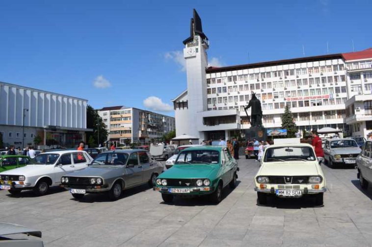 REPORTAJ Amintiri pe patru roți – peste 50 de mașini Dacia de epocă, prezente la Vaslui