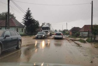 Mureș: Trafic îngreunat pe DN13 E60, la Găiești, după o ploaie torențială
