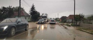 Mureș: Trafic îngreunat pe DN13 E60, la Găiești, după o ploaie torențială