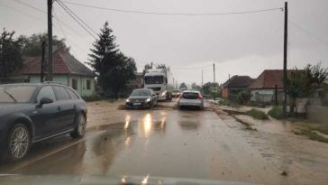 Mureș: Trafic îngreunat pe DN13 E60, la Găiești, după o ploaie torențială
