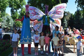 REPORTAJ/Vaslui: Întâlnire cu parfum de copilărie în Copou, la cea de-a XI-a ediție a Târgului de Jucării