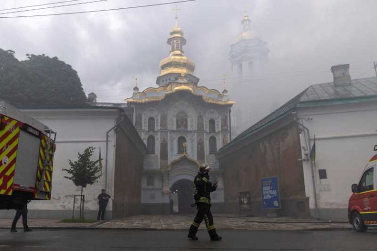 #Ucraina: Atac masiv asupra Kievului, o catedrală ortodoxă în flăcări