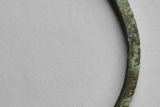 Buzău: Fibulă romană și un fragment de brățară din bronz, descoperite în situl Târcov-Piatra cu lilieci