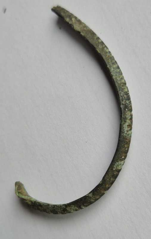 Buzău: Fibulă romană și un fragment de brățară din bronz, descoperite în situl Târcov-Piatra cu lilieci