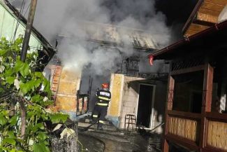 Suceava: Un bătrân de 90 de ani, decedat în urma unui incendiu izbucnit la locuința sa din Dolheștii Mari