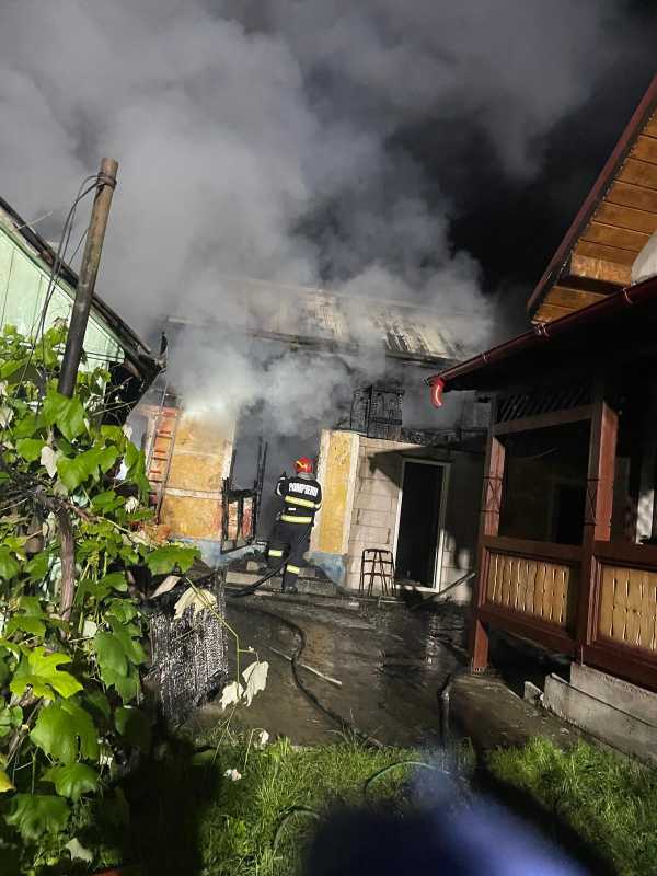 Suceava: Un bătrân de 90 de ani, decedat în urma unui incendiu izbucnit la locuința sa din Dolheștii Mari
