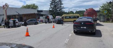 Vâlcea: Microbuz școlar implicat într-un accident rutier pe DN 67, la Slătioara; trei elevi – transportați la spital