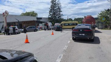 Vâlcea: Microbuz școlar implicat într-un accident rutier pe DN 67, la Slătioara; trei elevi – transportați la spital