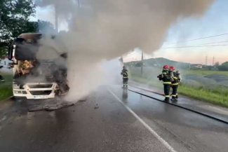 VIDEO Un TIR încărcat cu 30 de tone de cereale a luat foc în mers pe o stradă din Vaslui