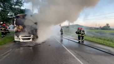 VIDEO Un TIR încărcat cu 30 de tone de cereale a luat foc în mers pe o stradă din Vaslui