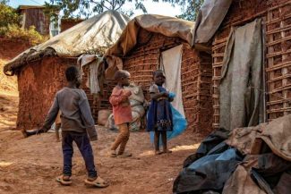 Peste un miliard de copii din lume sunt expuși la riscuri climatice multiple (UNICEF)