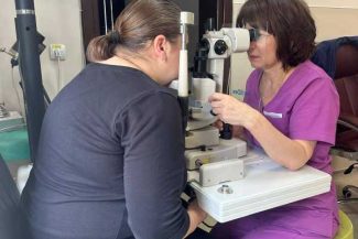 Medic oftalmolog de la Spitalul Județean din Sibiu: Înotul cu lentile de contact poate duce la infecții severe