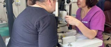 Medic oftalmolog de la Spitalul Județean din Sibiu: Înotul cu lentile de contact poate duce la infecții severe