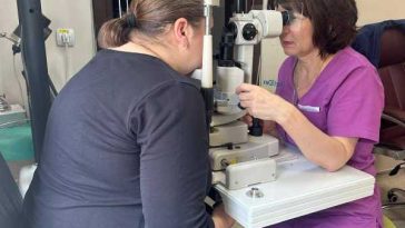 Medic oftalmolog de la Spitalul Județean din Sibiu: Înotul cu lentile de contact poate duce la infecții severe