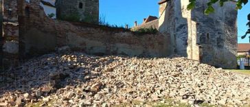 Sibiu: Biserica Evanghelică transmite că prăbușirea zidului de incintă al bisericii fortificate de la Moșna nu putea fi prevăzută