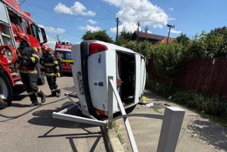 Prahova: Un tânăr de 25 de ani a decedat după ce s-a răsturnat cu mașina pe o stradă din Băicoi