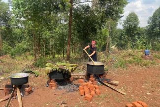 REPORTAJ/Româncă în Uganda, mama unui copil găsit la gunoi; nu se moare atât de ebola, cât de foame și sărăcie (FOTO/VIDEO)