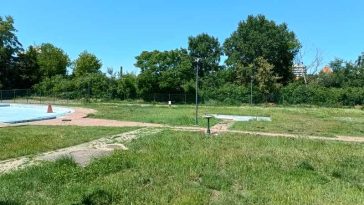 Arad: Fosta zonă pentru copii de pe Ștrandul Neptun a ajuns o ruină; se așteaptă un investitor privat
