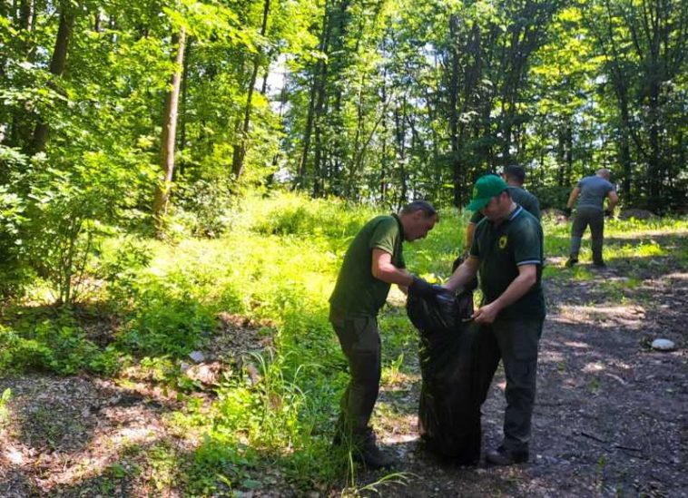 Buzău: 400 de kg de gunoi strâns dintr-o margine de pădure; Romsilva – Nu lăsați gunoaie ‘doar de data asta’