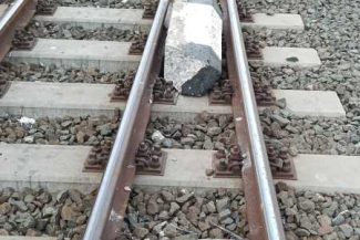 Constanța: Un element de beton așezat pe calea ferată a fost lovit de un tren, existând riscul deraierii