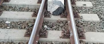 Constanța: Un element de beton așezat pe calea ferată a fost lovit de un tren, existând riscul deraierii